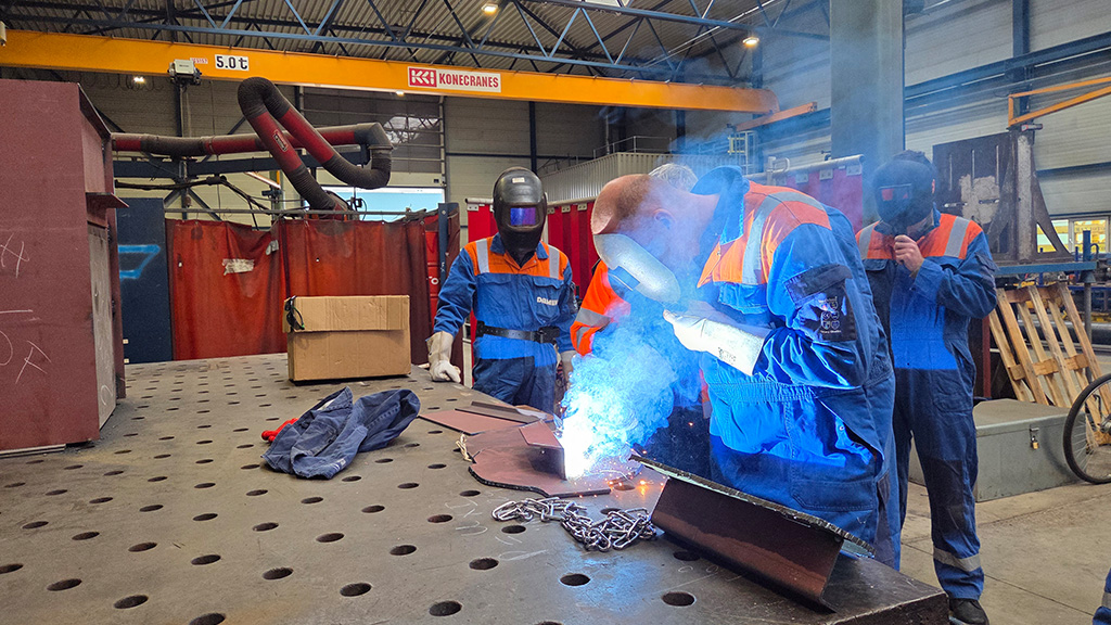 Voordat de deelnemers in het stalen hokje kropen om te lassen, konden ze eerst een stukje proeflassen.