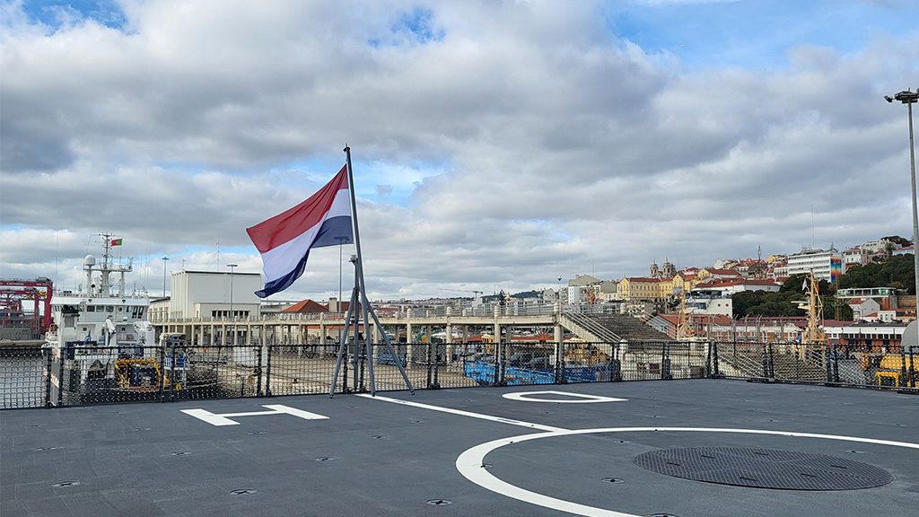 In de basis van de kroon zit een gat en op vlaggenmasten van marineschepen (zoals hier op de mast van Zr.Ms. Den Helder) zit een pin waarop de kroon wordt bevestigd.