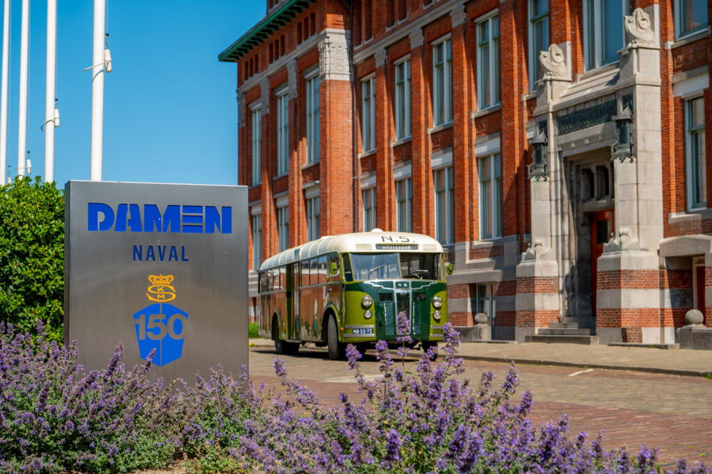 Een Crossley-bus met een door De Schelde geleverde aluminium opbouw bracht in juni 2025 een bezoek aan het hoofdkantoor van Koninklijke Maatschappij De Schelde/Damen Naval ter ere van het 150-jarig jubileum.