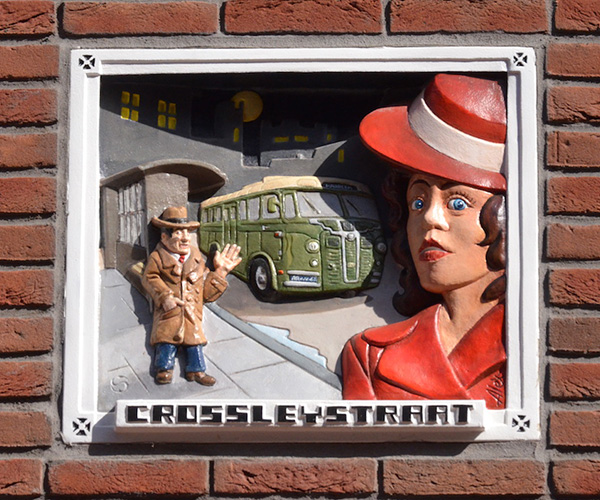 De gevelsteen in de Crossleystraat.
