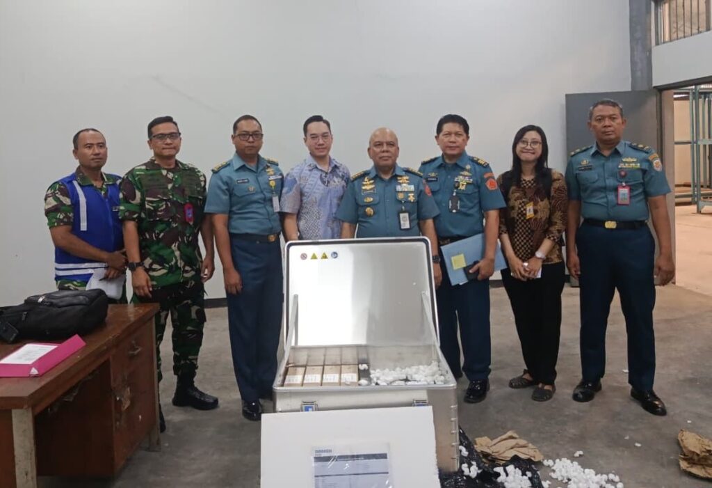 Medewerkers van de Indonesische marine in Surabaya en vertegenwoordigers van Damen na de definitieve oplevering van het pakket reserveonderdelen voor gevechtsschepen. vierde van links: Yohanes Andrian (Damen Schelde Indonesia), tweede van rechts: Febri Catur (Damen Schelde Indonesia).