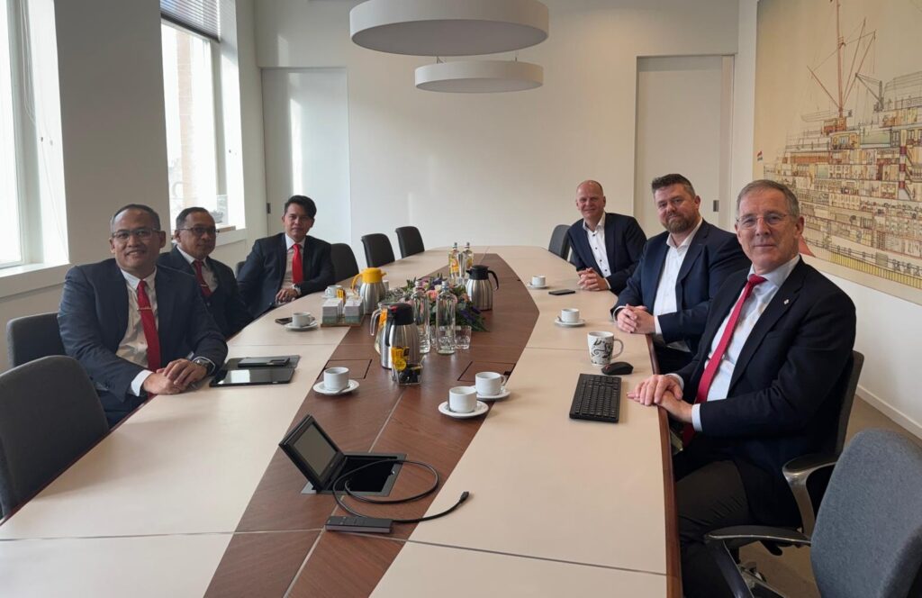 Tijdens het inspectiebezoek in Vlissingen (v.l.n.r.) Kolonel Susilo Raharjo (Indonesische Marine), Kolonel Januar Heri Cahyono (Indonesische Marine), Marthinus Alberto (Indonesisch Ministerie van Defensie, Martin de Bruijn, Hylke Bosma en Ed Veen van Damen Naval.