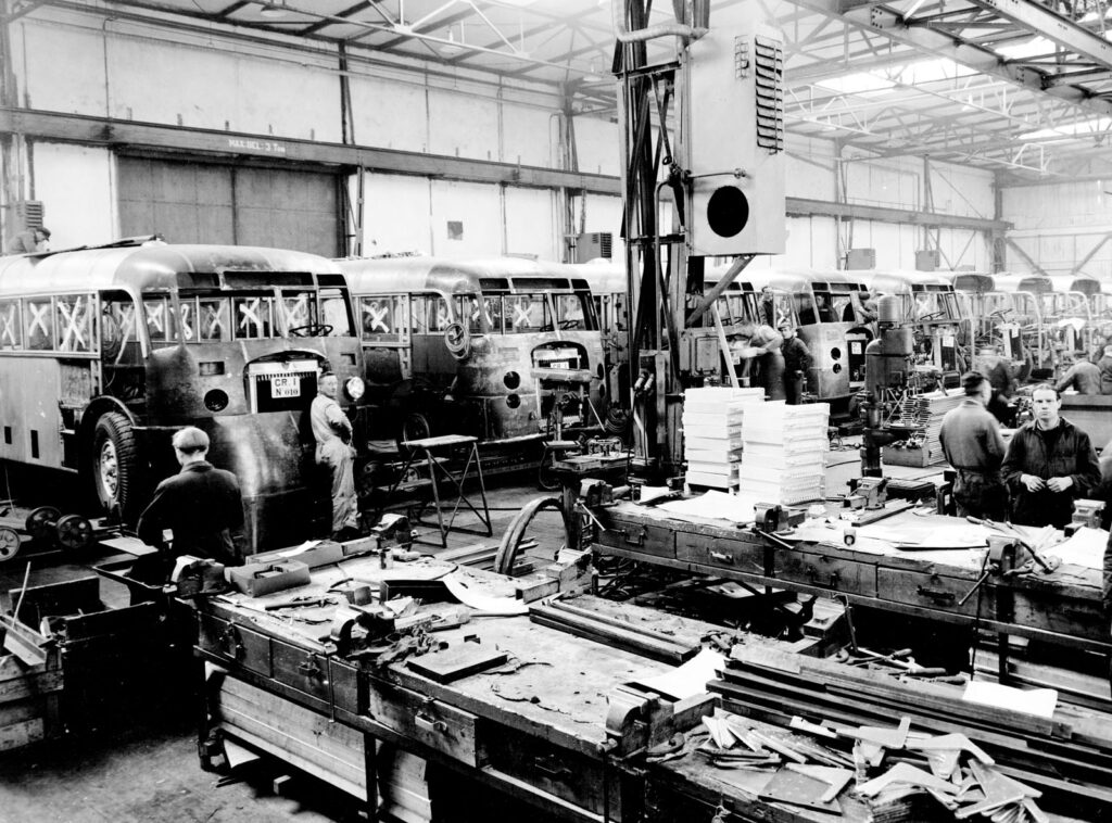 De productielijn van de Crossley-bussen in de fabriekshal van de Afdeling Vliegtuigbouw in Dordrecht.