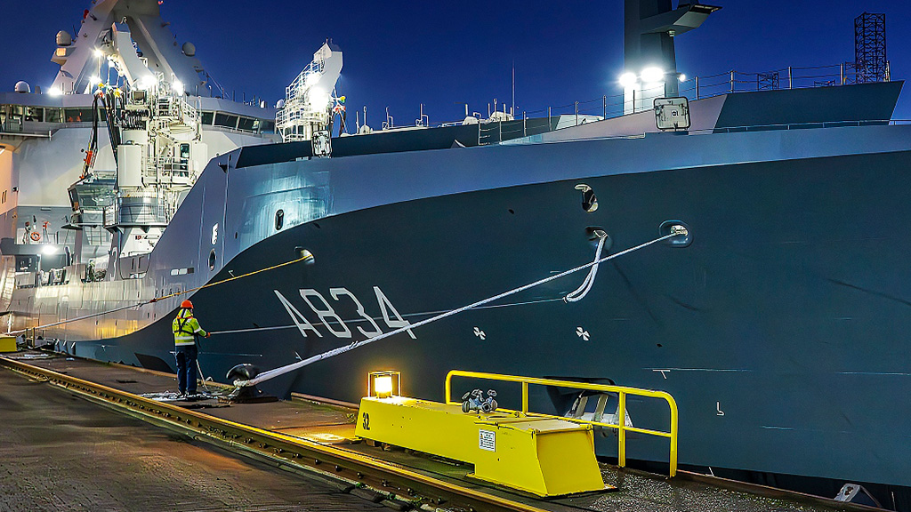 Aankomst Combat Support Ship Den Helder in Vlissingen: de eerste tros is al belegd en de tweede wordt met behulp van een keesje naar de wal getrokken.