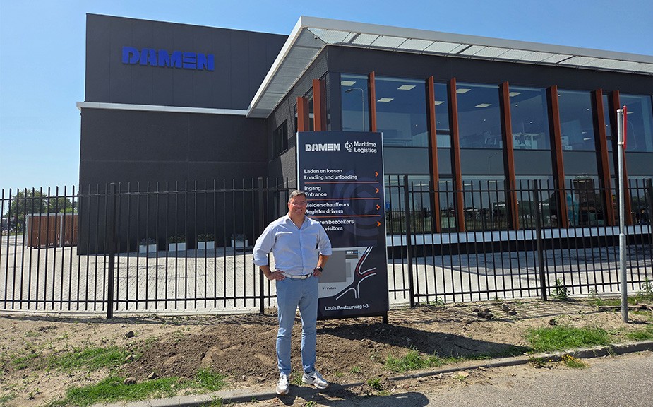Een trotse Arnold Suykerbuyk poseert voor het nieuwe hoofdkantoor van Damen Schelde Marine Services en Maritime Logistics.