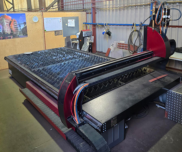 De nieuwe staalsnijtafel van DSV maakt gebruik van plasma- en autogeen-snijtechnieken.