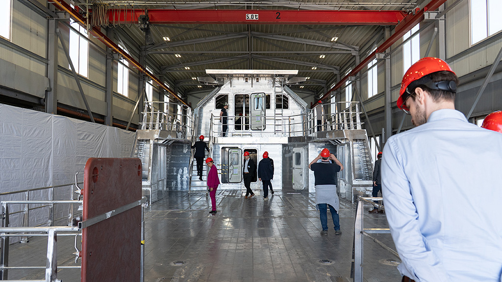 Consortiumpartners en vertegenwoordigers van deelnemende EU-lidstaten kregen een rondleiding op het schip.
