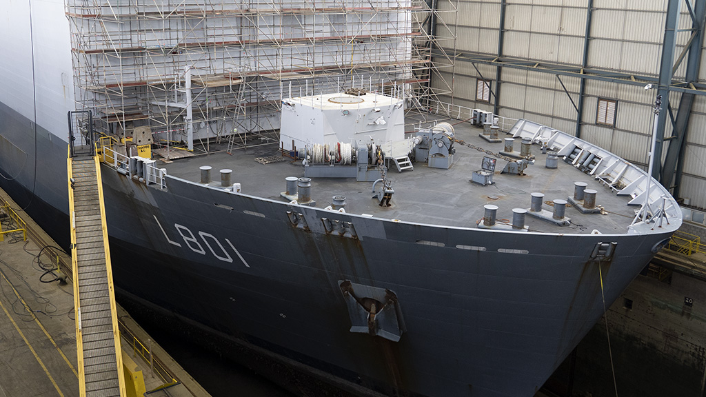 Op deze foto van de Midlife Update van Zr.Ms. Johan de Witt in 2022 is het voordek goed te zien met daarop de verschillende bolders waaraan de trossen kunnen worden belegd.