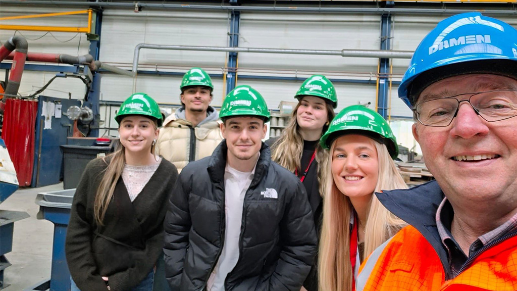 Opleidingscoördinator Bert Kaan (rechts) geeft HZ-studenten een rondleiding over de werf.