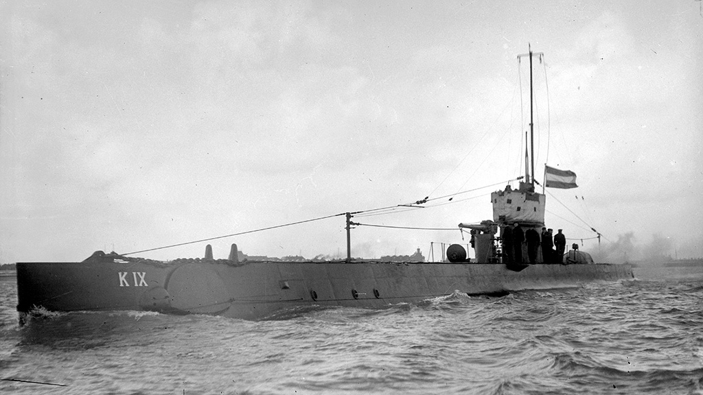 Hr.Ms. K IX voer in 1924 zonder begeleiding en op eigen kracht naar Sabang in Nederlands-Indië.