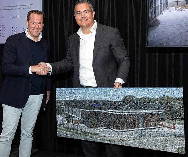 Damen Ventures Executive Director Emile Poot overhandigt Arnold Suykerbuyk een fotokunstwerk van het hoofdkantoor.