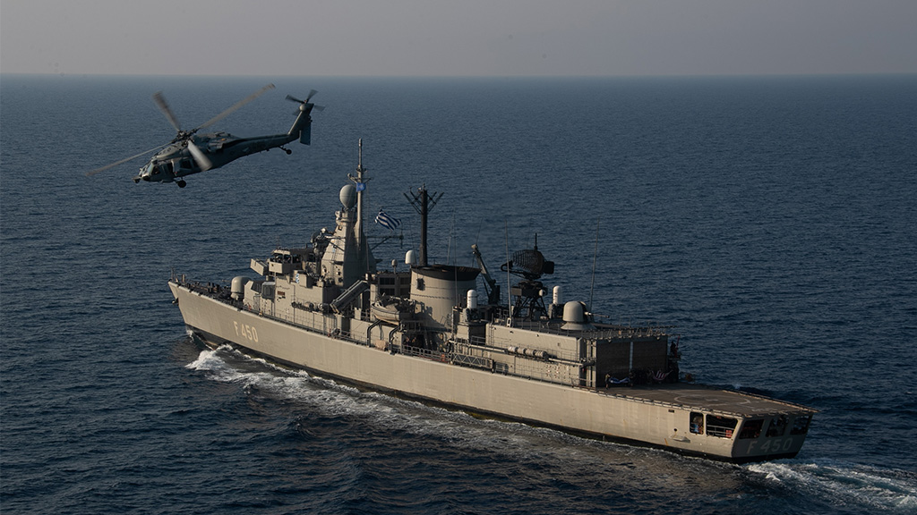 HS Elli in actie tijdens een oefening met Standing NATO Maritime Group 2 (SNMG 2) in 2023. Foto: DVIDS, U.S. Navy Mass Communication Specialist 2nd Class Jackson Adkins.