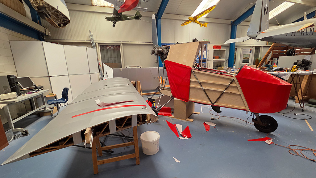 In het Luchtvaart- & Oorlogsmuseum Texel is een werkplaats waar een replica van de Scheldemusch wordt gebouwd.