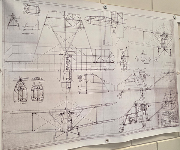 De museumvrijwilligers gebruiken de gedetailleerde samenstellingstekening van de Scheldemusch uit het Schelde-archief voor de replica.