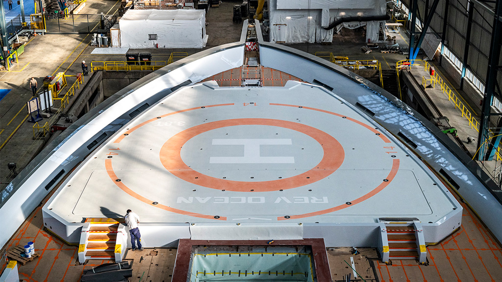 De helikopterdekken van de REV Ocean zijn voorzien van een polyurethaancoating.